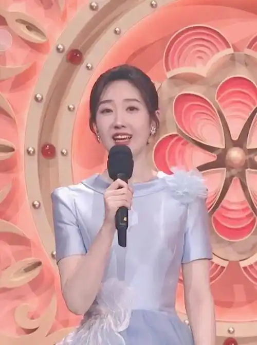 颜值高能力强,入职央视2年就主持春晚,央视女主持后继有人了_王嘉宁
