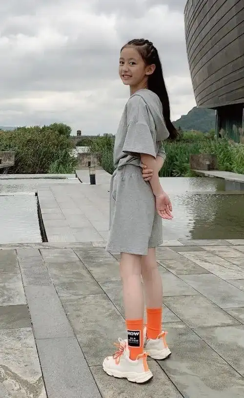 她是被王一博宠爱的女孩今9岁把死亡粉匡威踩脚下腿细成电棍