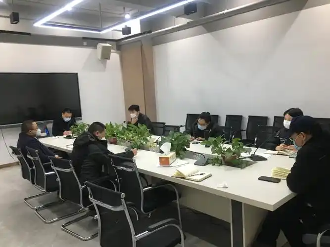 小组开会 间隔就坐