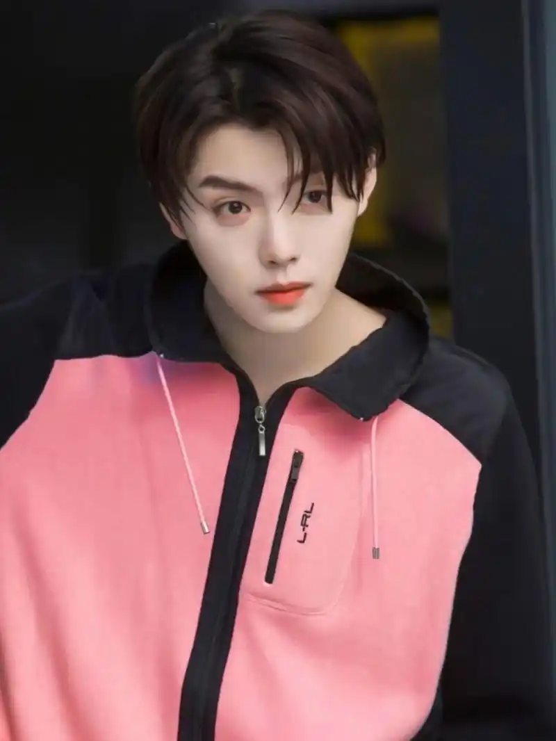 肖宇梁一下子就撞到了我的心巴上