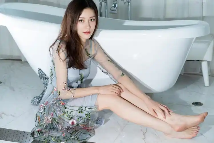 克拉女神江琴浴缸美腿4k壁纸