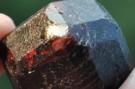 p>六方晶系陨石钻石的国际学名为(lonsdaleite),通常直译为"蓝丝黛尔