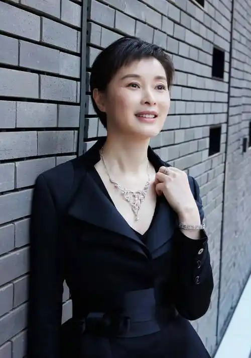 51岁吴越对比34岁于文文,差别一目了然_活动_身材_女明星