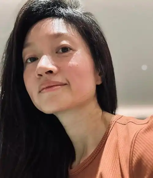 40岁沈佳妮素颜照曝光,皮肤松垮,眼角细纹明显,女人得爱自己啊