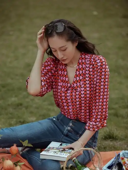 日前,董维嘉在社交平台晒出一组写真照片.