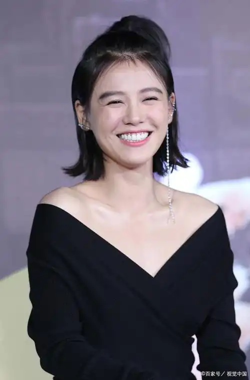 马思纯精致发型好像小叶子,黑色露肩装显得青春活力十足