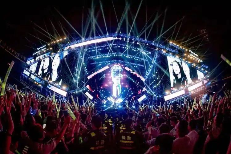 今天,《人民日报》整版关注海口"跨年狂欢季"新玩法!