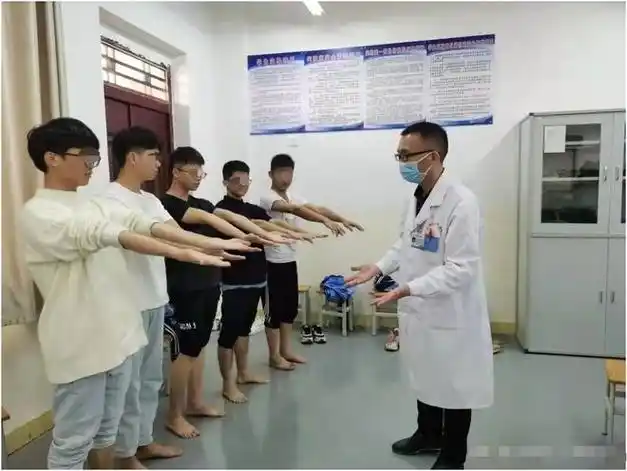 男生高考体检被要求"全裸"?