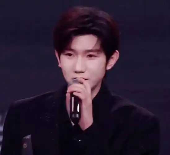 王俊凯王源长双生痣,位置也一模一样,路人误以为是双胞胎_活动_兄弟俩