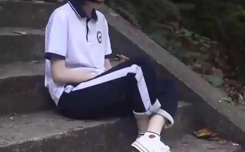 校服小姐姐的棉袜匡威帆布鞋搭配