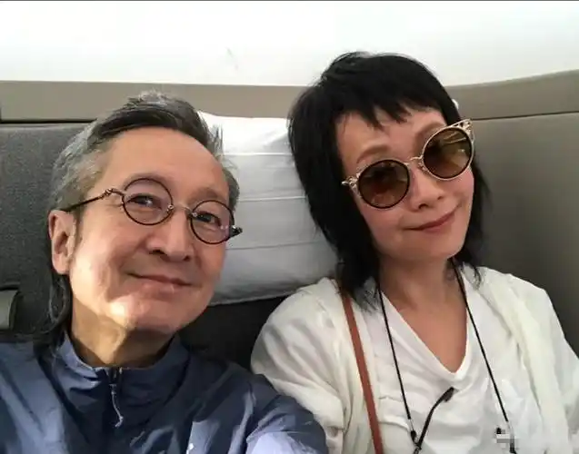 55岁叶童与老公同框晒幸福,爱了一生无怨言,膝下无子却如初恋!