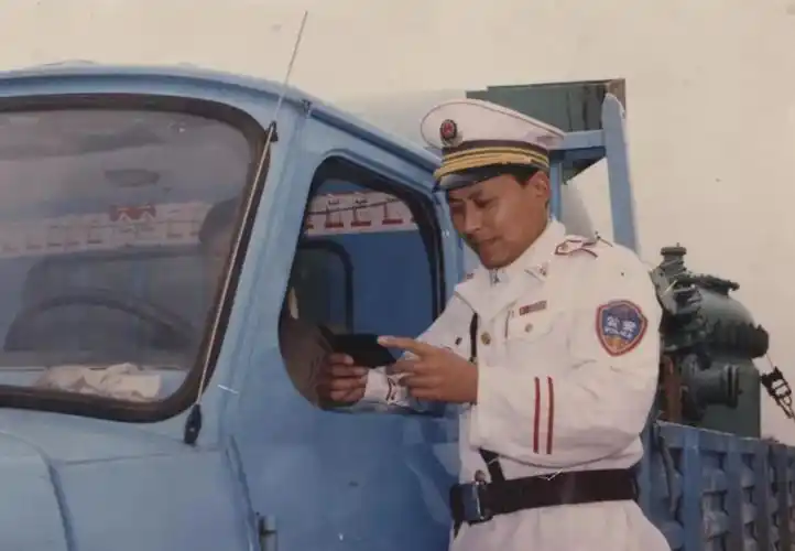 80年代初,警服上衣草绿色,有红领章服饰篇如今的警务室与派出所外观