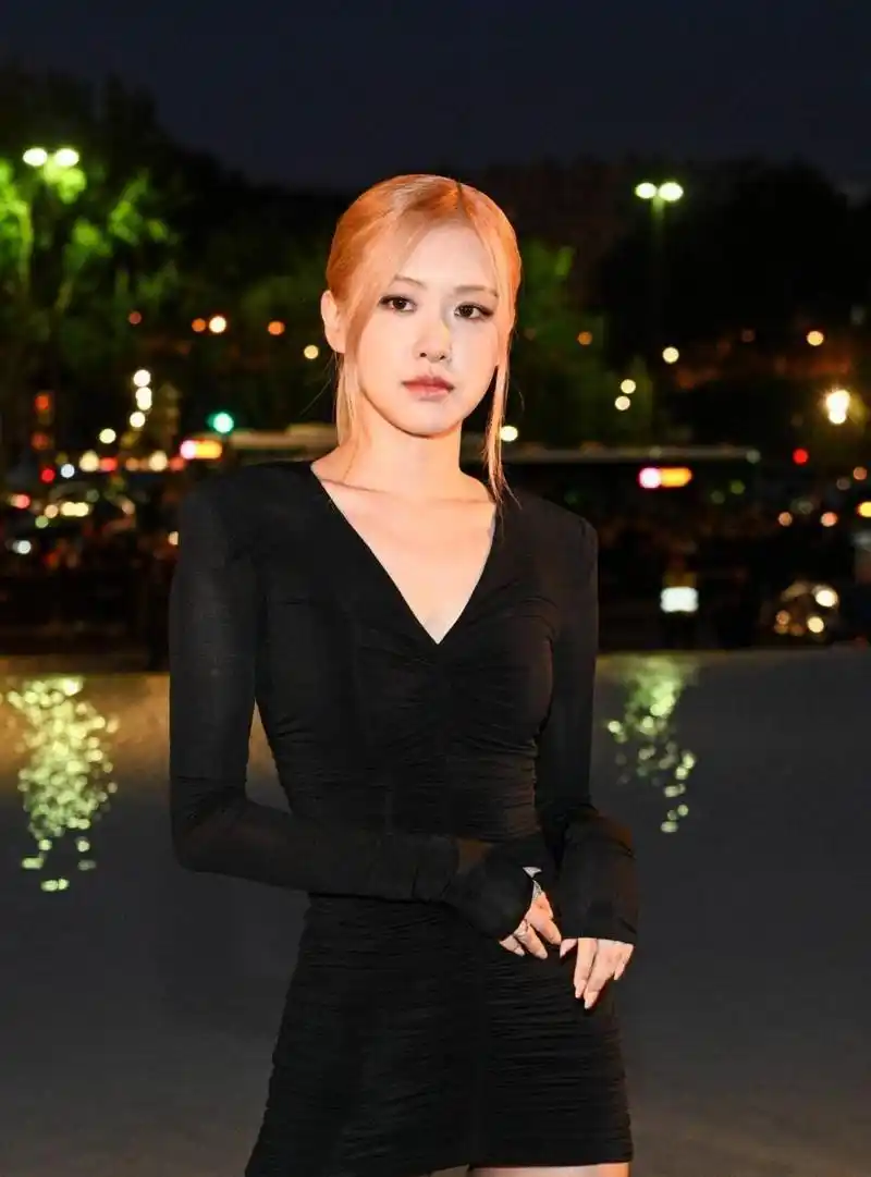 朴彩英大长腿太绝,穿黑丝袜皮肤白到发光.