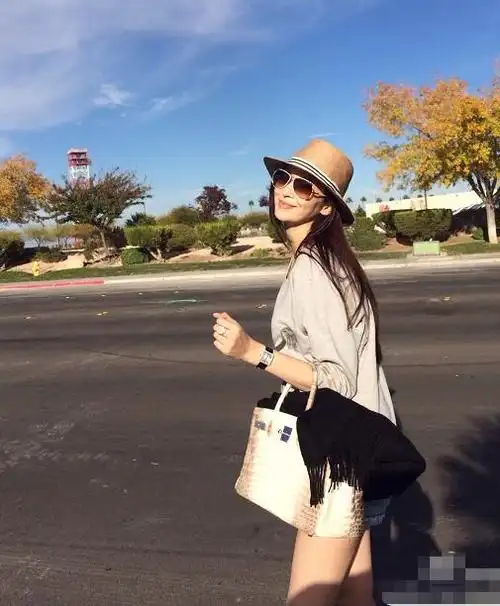 回顾吴佩慈生猛情史未婚先孕6年生下4子攒下50亿身家