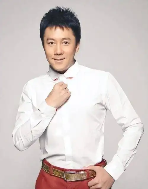 蔡国庆露出55岁面容,宝贝庆宝惊艳众人,比哥哥更帅气