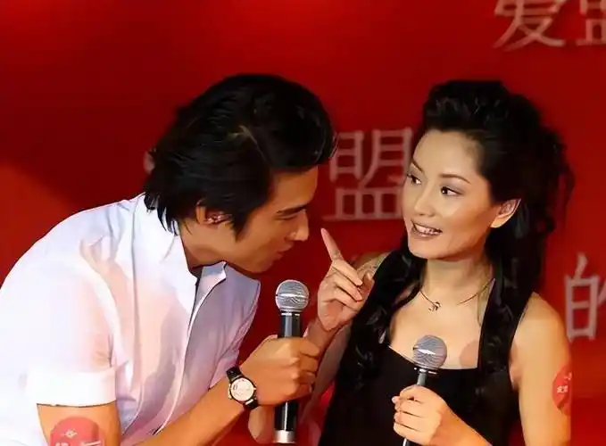 胡兵瞿颖炸裂106岁超模组合霸气走秀网友简直爆笑到不行