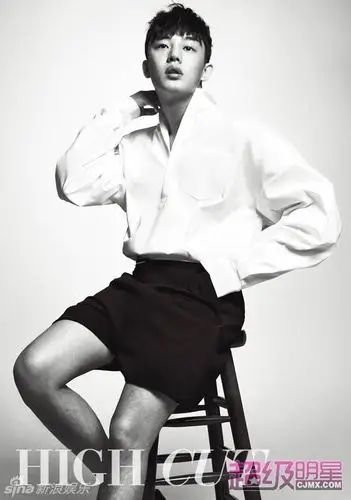 组图:刘亚仁拍黑白写真 感性爆发演绎钢琴家