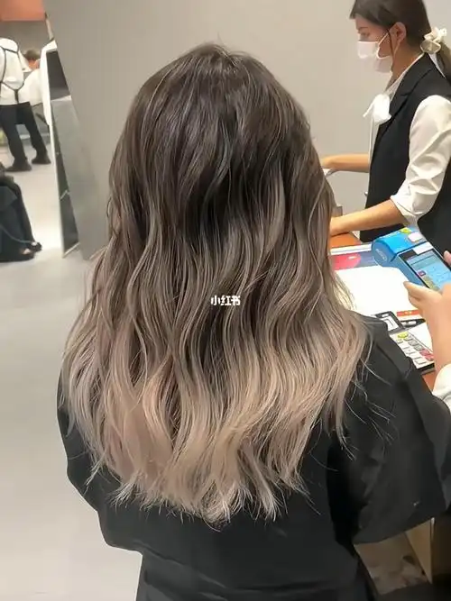 冬天了头发颜色一定要这么染米灰巴黎画染