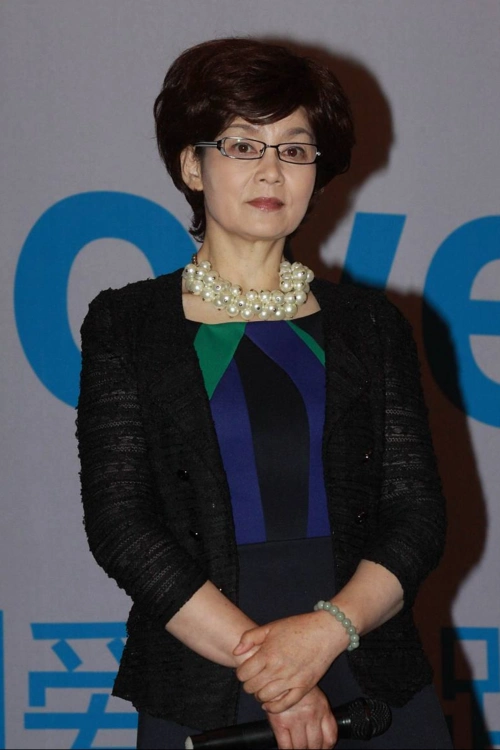 66岁潘虹穿洋装戴眼镜好文雅,她的秋冬穿搭,堪称妈妈们的典范