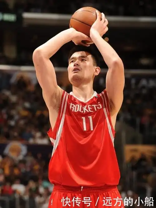 还记得姚明在火箭队时期的翻译吗?如今他在姚明帮助下做这份工作