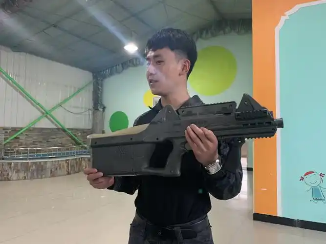 今天的"主角"登场啦-真人cs使用枪