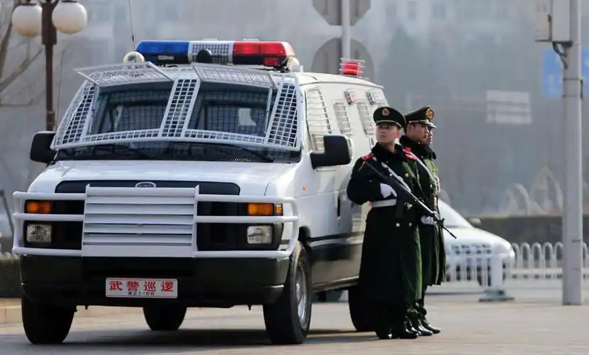 两会安保 最酷特警车上阵   北京武警配备的由福特 e-350改装的