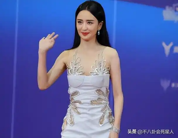 李菲儿礼服掉到腰照片(抹胸裙真"害人"11位女星太尴尬)(3)