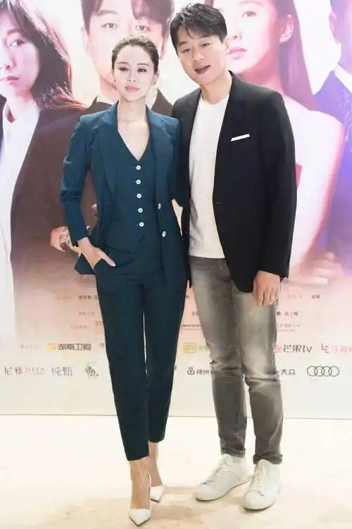 关悦与老公佟大为同框带火了一种新穿法外面正式里面微性感