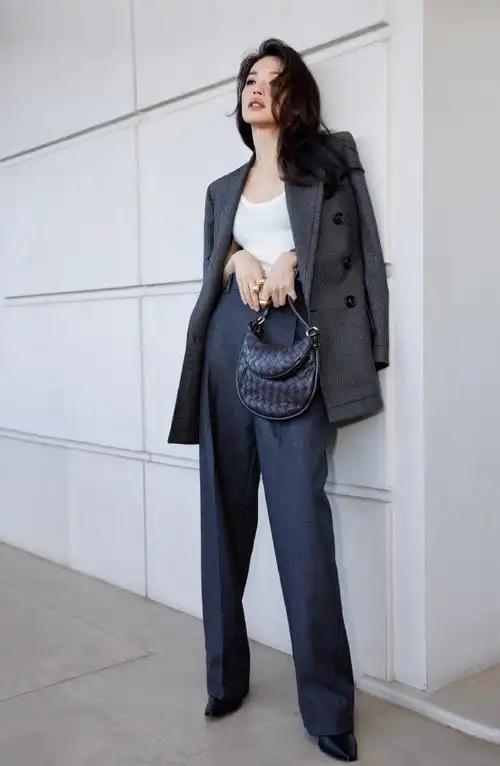 舒淇亮相米兰时装周bv秀场,身穿bottega veneta 2024 早春系列搭配