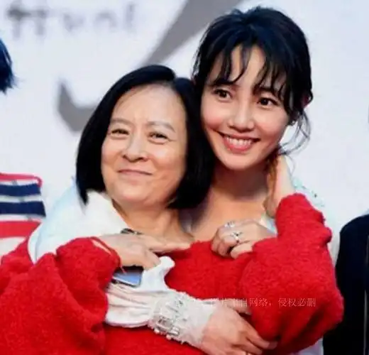 王京花:嫁给演员董志华,30年婚姻恩爱如初,影帝儿子是心中骄傲