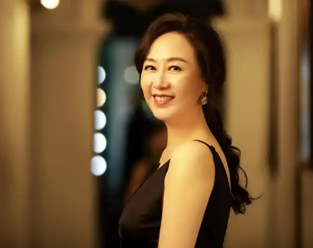 里隐藏的高手竟是40年前的百花影后,还是"乒乓王子"江嘉良的妻子