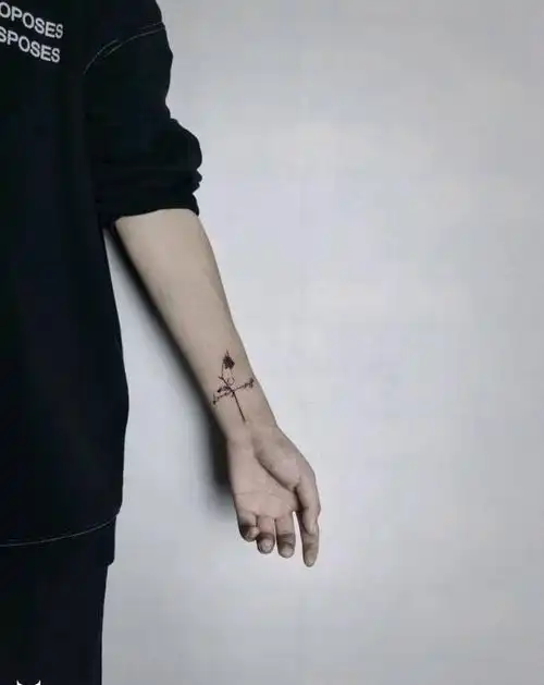 手腕小花纹身图片_手部纹身图案