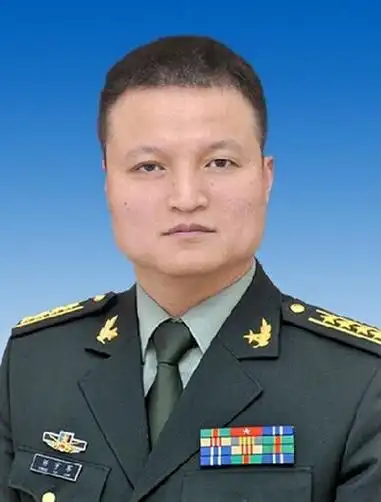 中国评论新闻:杨宇军升大校军衔 系国防部最年轻发言人