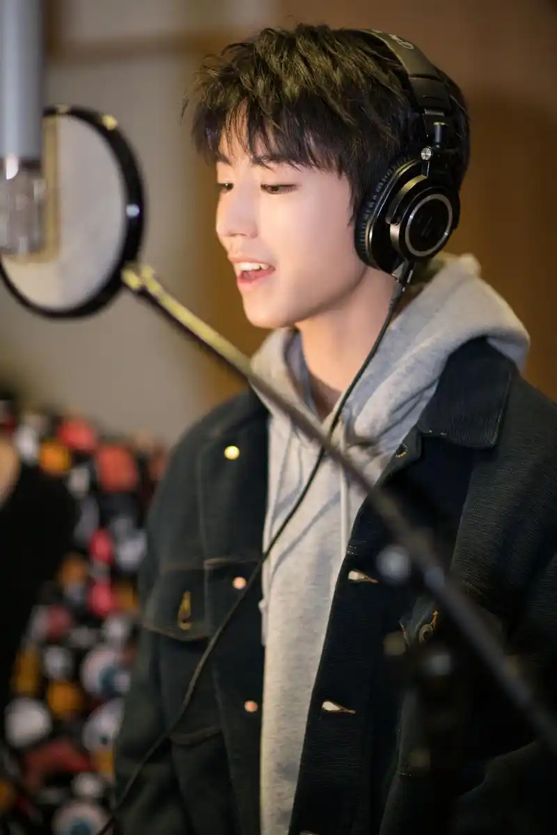 王俊凯图库,戴上耳机的小凯,喜欢吗?