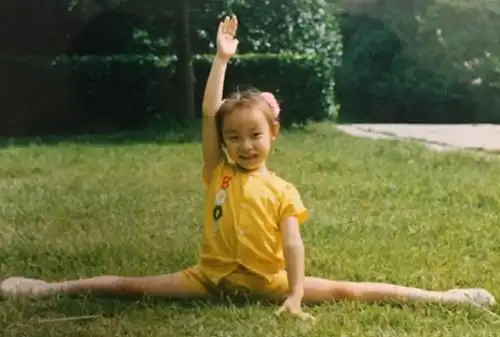 倪妮在微博晒出一组儿时照片,并留言道:" 小屁孩儿成长日记,从匆匆