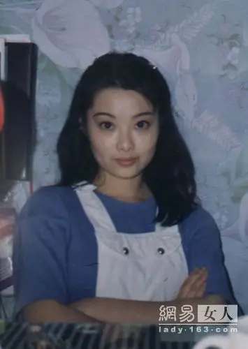 年轻的袁莉也曾变化过一些发型,长发飘                    ,有种