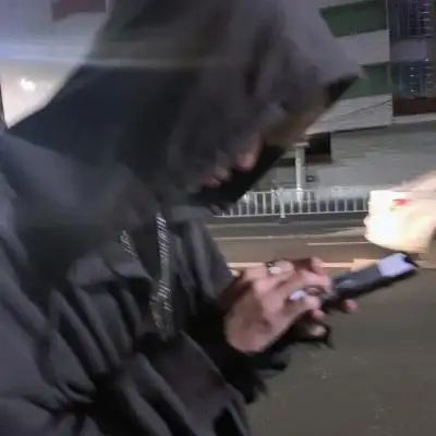 低头头像男高清丧系伤心男生低头沉默图片头像