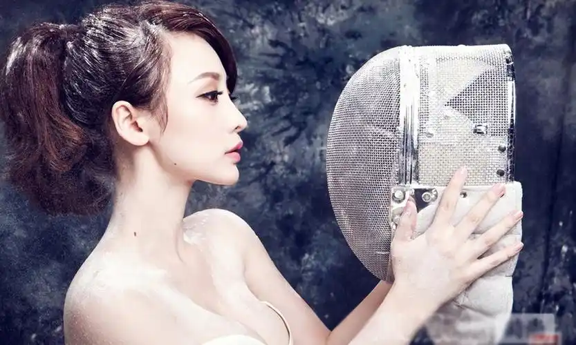 高清图:豪放!柳岩为欧洲杯太敢穿了 这尺度