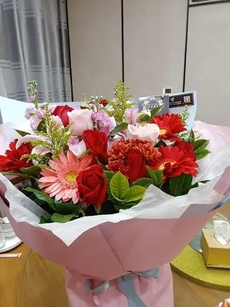 3,鲜花文案短句干净治愈适合发朋友圈的生日文案有哪些?