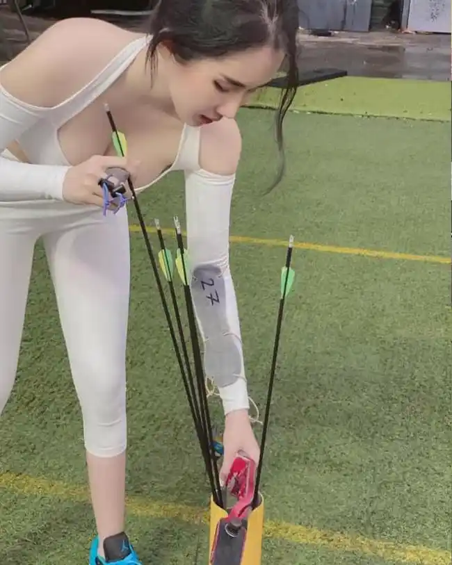 弓箭场上的漂亮女弓箭手