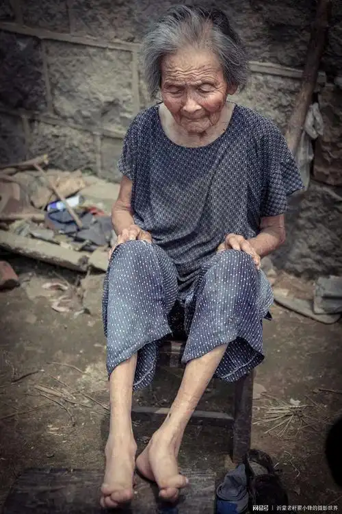 旧社会女人们受到如此摧残在大山深处的母亲们还饱受如此伤害