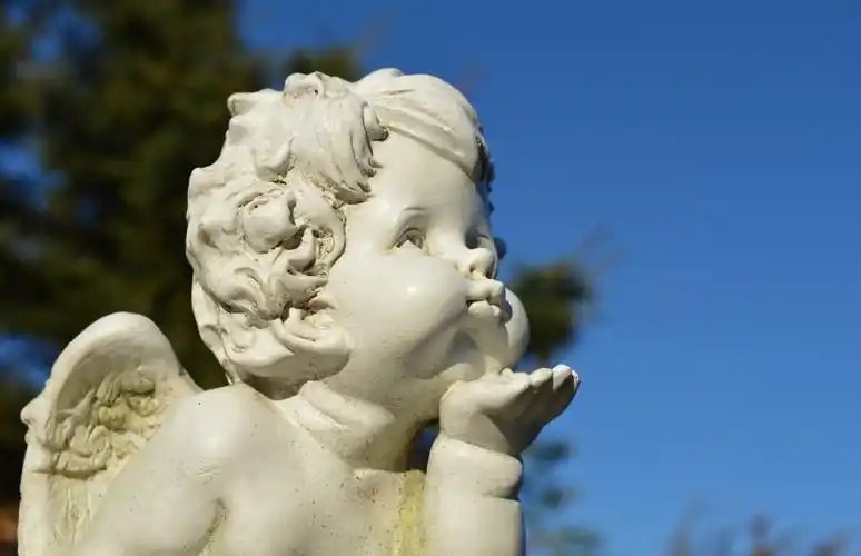 小天使白色雕塑图片