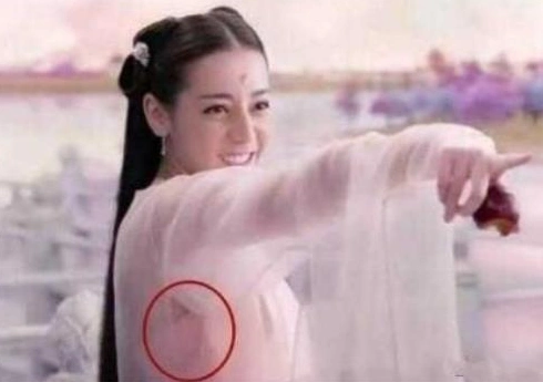 细看穿帮:热巴让人流鼻血,饮料瓶也是古董?这个生孩子就过分了