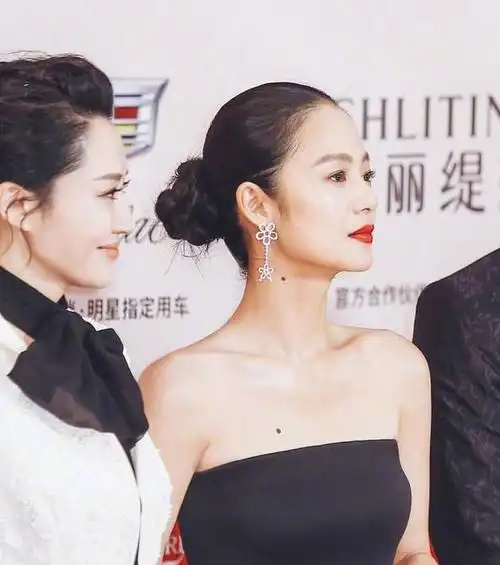 群星争艳却只有梳大奔头一抹红唇的她让所有人一眼难忘