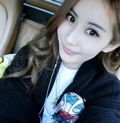 凭借一张倾城的脸庞,轻松俘获了煤炭界富二代的芳心.