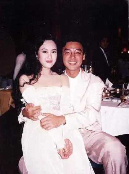 钟镇涛4个儿女曝光前妻生的两个颜值差别大儿子比65岁爸还老