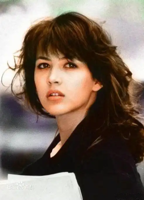 苏菲·玛索,法国国宝级女明星,她的经典作品很多,但似乎她的美更出名