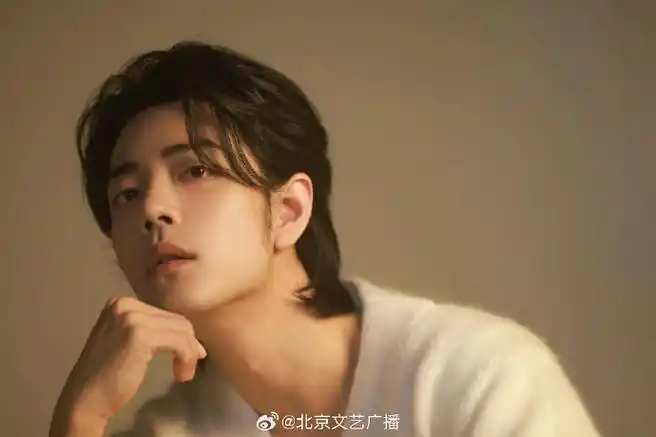 肖战顺毛侧颜#昨日,@肖战工作室在微博晒出18张@x玖少年团肖战daytoy