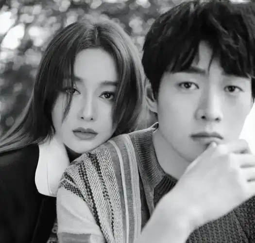 打破冷战传闻!魏大勋秦岚雨中挽手散步,秦岚曾希望老公在家带娃