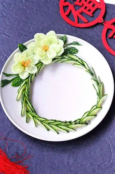 教你用黄瓜做盘饰,不用雕刻不用画,蘸酱,步骤1首先来做围边,洗一根